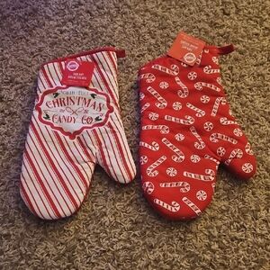 Red and White Christmas Oven Mitts